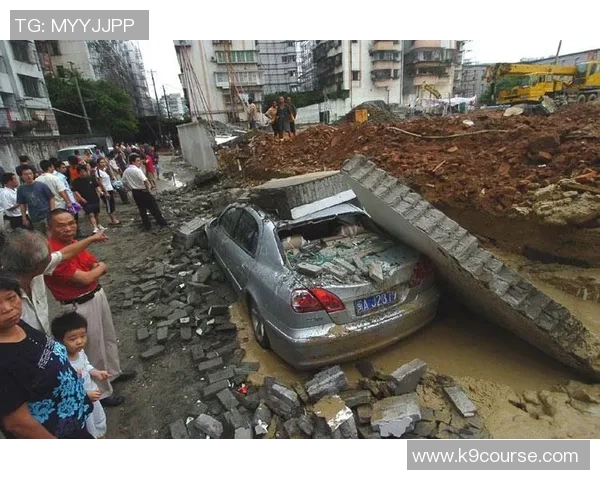 巴萨体育城遭暴风雨袭击一面围墙不幸倒塌引发关注